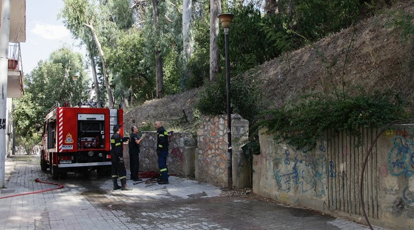 Οικογενειακή τραγωδία στην Πετρούπολη: Σε σοβαρή κατάσταση η 18χρονη, τα τραύματα από μαχαίρι και ο καβγάς πριν ξεσπάσει η φωτιά – Τι δήλωσαν οι γείτονες (βίντεο)